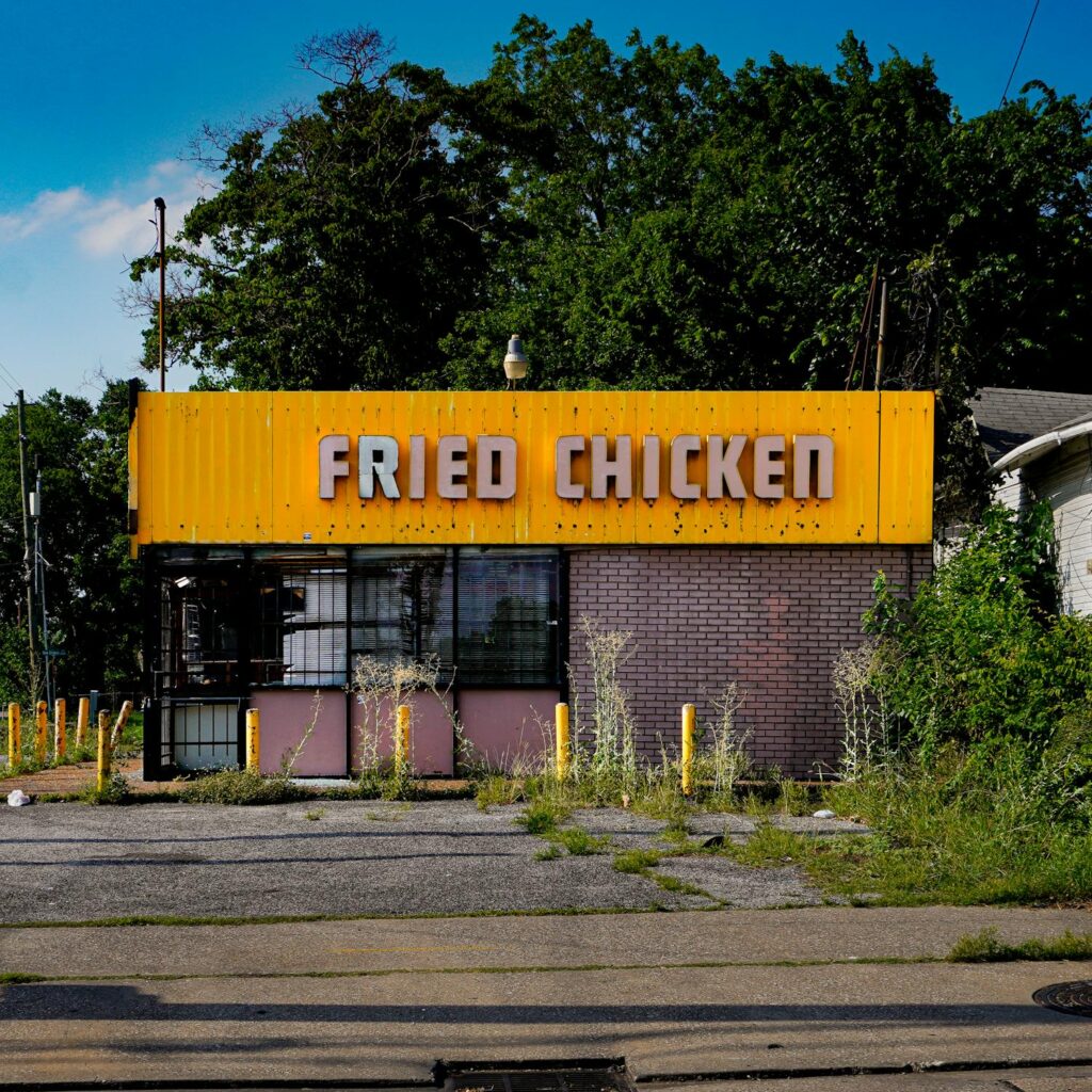 free photo of exterior of a restaurant building in a city